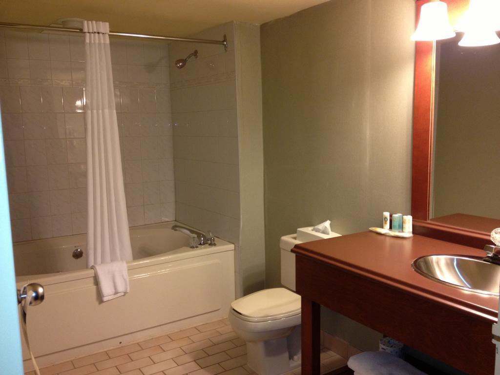 Quality Inn & Suites Bay Front Sault Ste. Marie Exterior photo